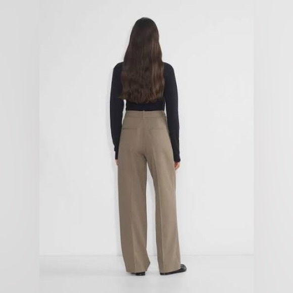 Aritzia The Effortless Pant Crepette
High-Waist Wide-Leg Japanese Crepe Trouser - Picture 4 of 16